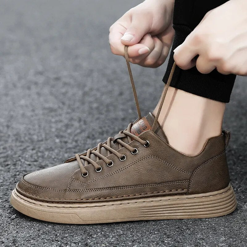 **Tênis Masculino de Couro Genuíno - Estilo e Conforto com Agostini**