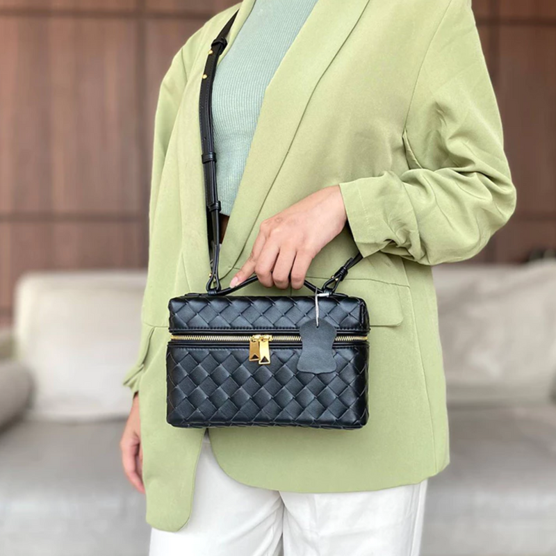 Bolsa Tiracolo Trançada em Couro Lorena: Estilo e Conforto para Seu Dia a Dia