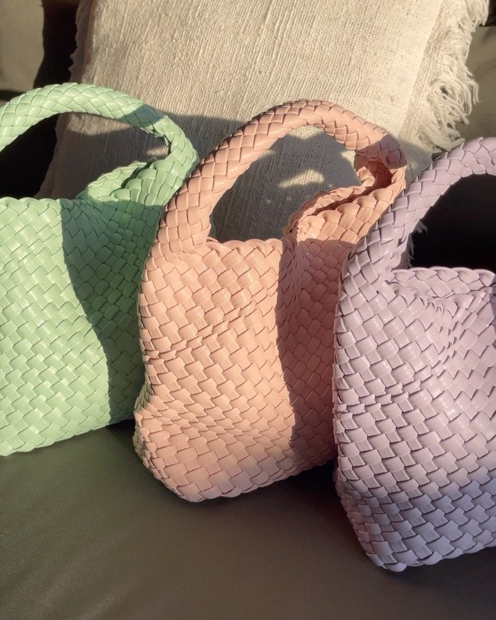 Bolsa Média Trançada Cora: Estilo e Praticidade para o Seu Dia a Dia