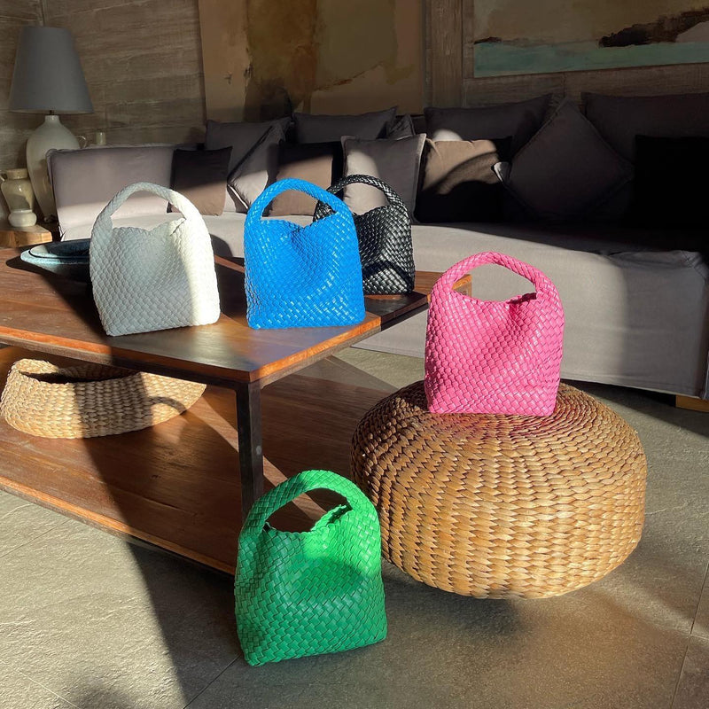 Bolsa Média Trançada Cora: Estilo e Praticidade para o Seu Dia a Dia