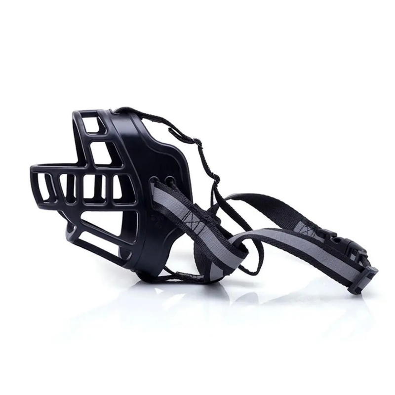 Focinheira Ajustável de Silicone Preta para Cães Grandes - Conforto e Segurança em Cada Passeio