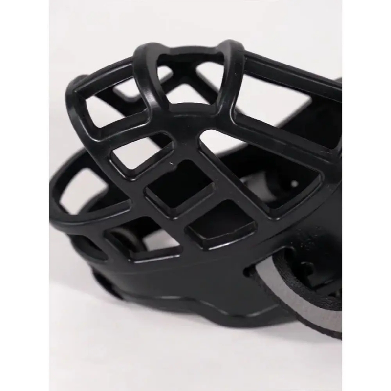 Focinheira Ajustável de Silicone Preta para Cães Grandes - Conforto e Segurança em Cada Passeio