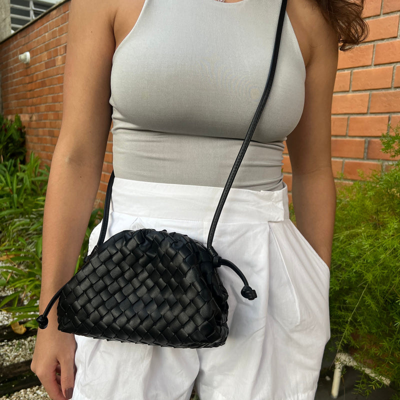 Bolsa Pouch Trançada Ava: Praticidade e Estilo para Seu Dia a Dia