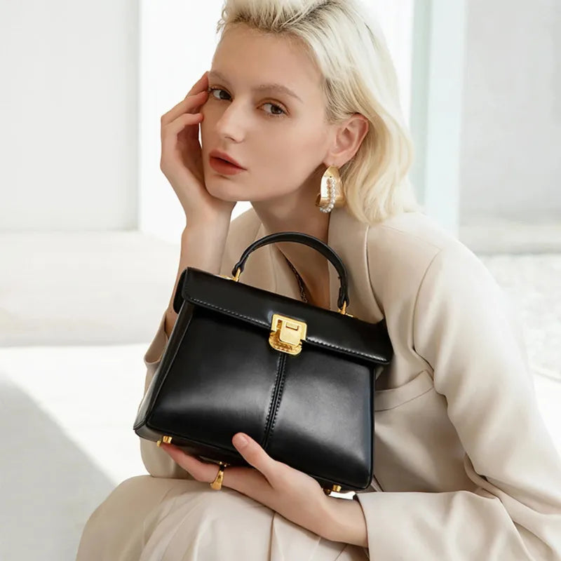 Bolsa Tiracolo Feminina em Couro Esther: Conforto e Estilo para o Seu Dia a Dia