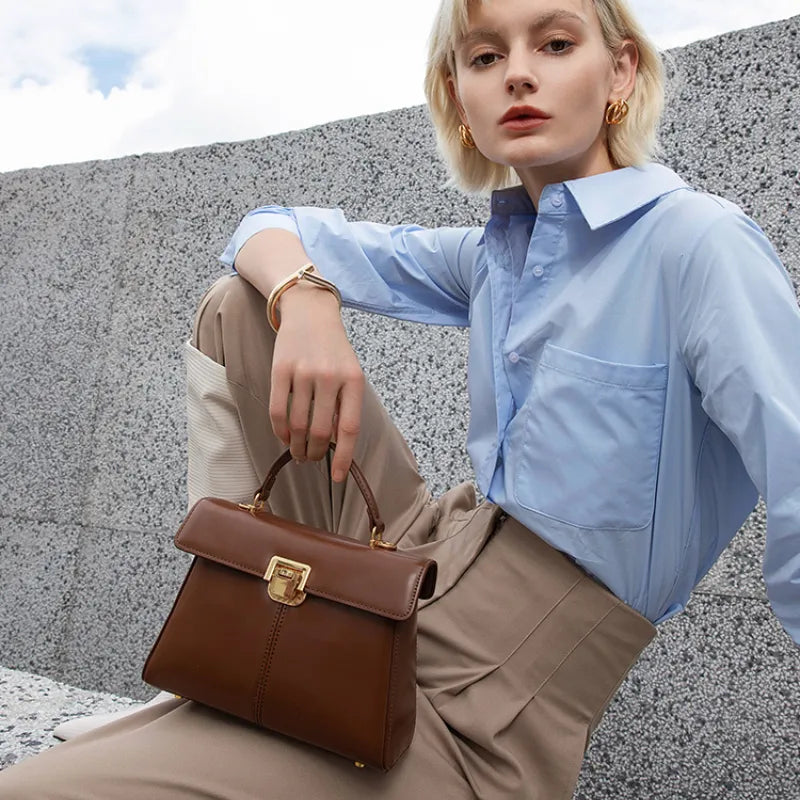 Bolsa Tiracolo Feminina em Couro Esther: Conforto e Estilo para o Seu Dia a Dia