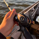 Carretilha Abu Garcia Black MAX3 Anti-Cabeleira com Boné Bass PRO Shop Grátis – Conquiste A Praticidade e Estilo na Pesca