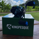 Carretilha Kingpesque Azure com Sistema Anti-Cabeleira - Drag 8kg 7.2:1 + Óculos Polarizado Kingpesque Sem Custo Adicional