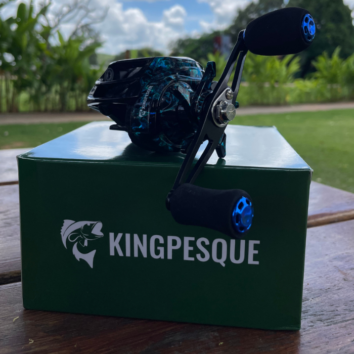 Carretilha Kingpesque Azure com Sistema Anti-Cabeleira - Drag 8kg 7.2:1 + Óculos Polarizado Kingpesque Sem Custo Adicional