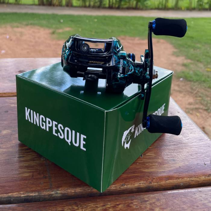 Carretilha Kingpesque Azure com Sistema Anti-Cabeleira - Drag 8kg 7.2:1 + Óculos Polarizado Kingpesque Sem Custo Adicional