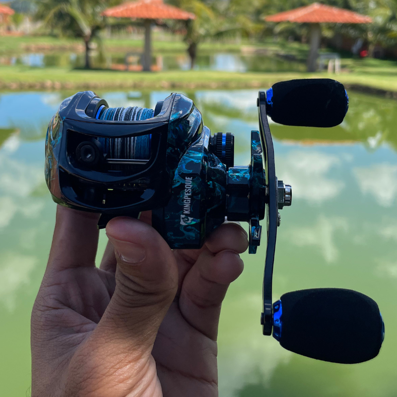 Carretilha Kingpesque Azure com Sistema Anti-Cabeleira - Drag 8kg 7.2:1 + Óculos Polarizado Kingpesque Sem Custo Adicional