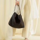 Bolsa Trançada Vitoria: Estilo e Praticidade para o Seu Dia a Dia