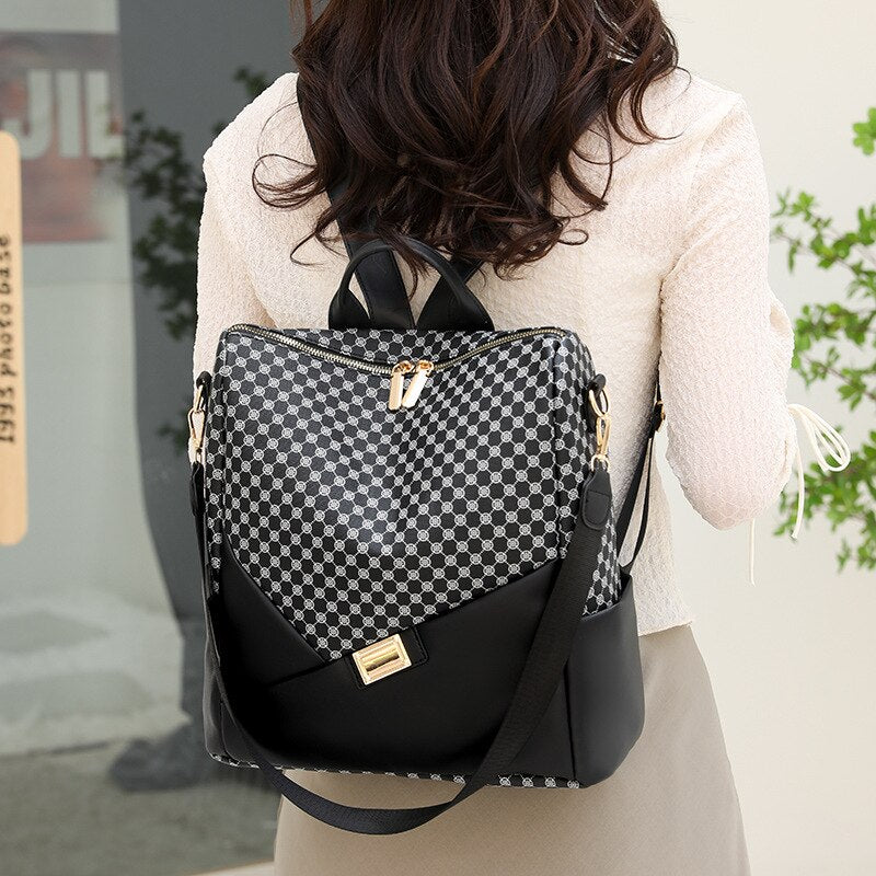 Mochila Feminina Xadrez em Couro Genuíno - Estilo e Conforto para o Seu Dia a Dia