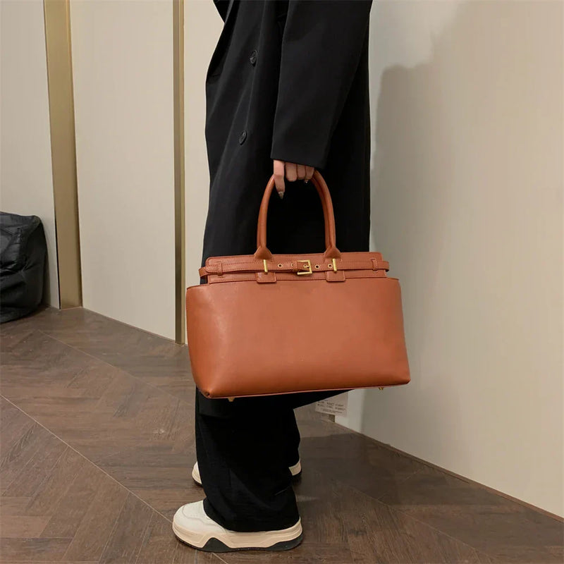 Bolsa Grande Larissa: Estilo e Conforto Para o Seu Dia a Dia