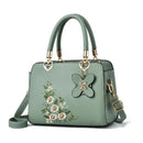 Elegância e Conforto: Bolsa Feminina em Couro Floraris