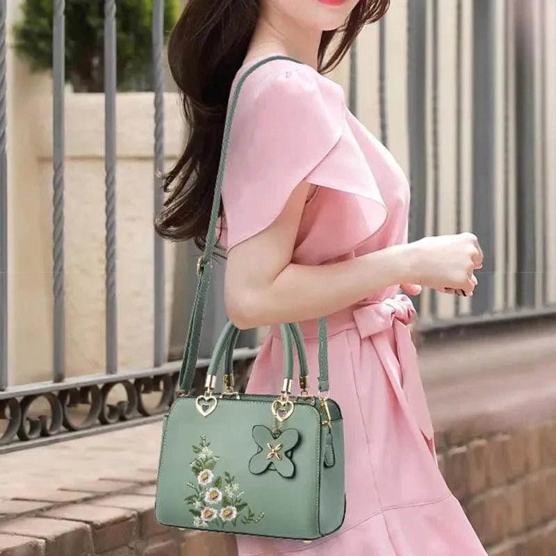Elegância e Conforto: Bolsa Feminina em Couro Floraris