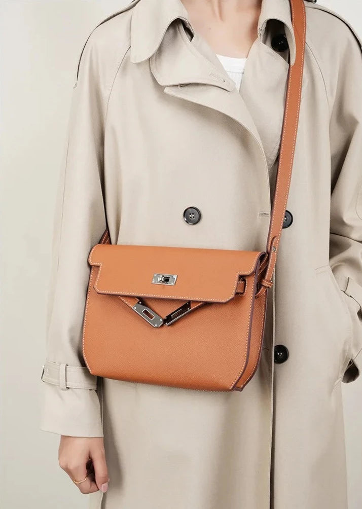 Bolsa Tiracolo Média Alane em Couro Legítimo: Praticidade e Estilo para o Seu Dia a Dia