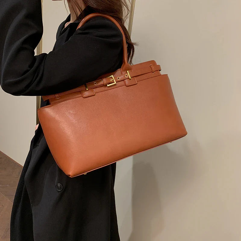 Bolsa Grande Larissa: Estilo e Conforto Para o Seu Dia a Dia