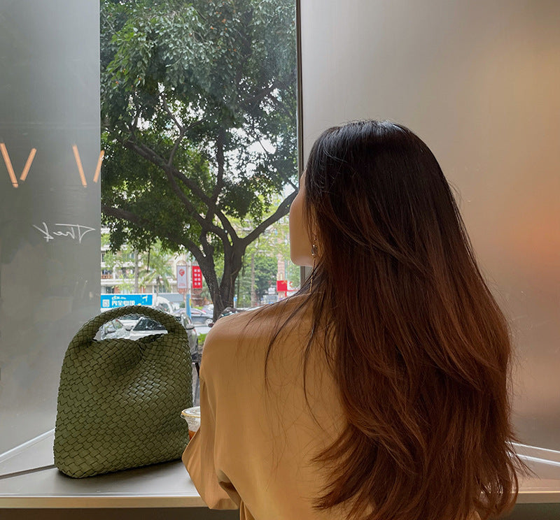 Bolsa Média Trançada Cora: Estilo e Praticidade para o Seu Dia a Dia