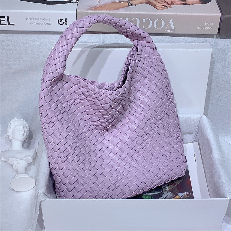 Bolsa Média Trançada Cora: Estilo e Praticidade para o Seu Dia a Dia