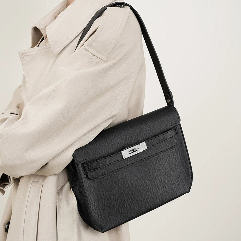 Bolsa Tiracolo Média Alane em Couro Legítimo: Praticidade e Estilo para o Seu Dia a Dia