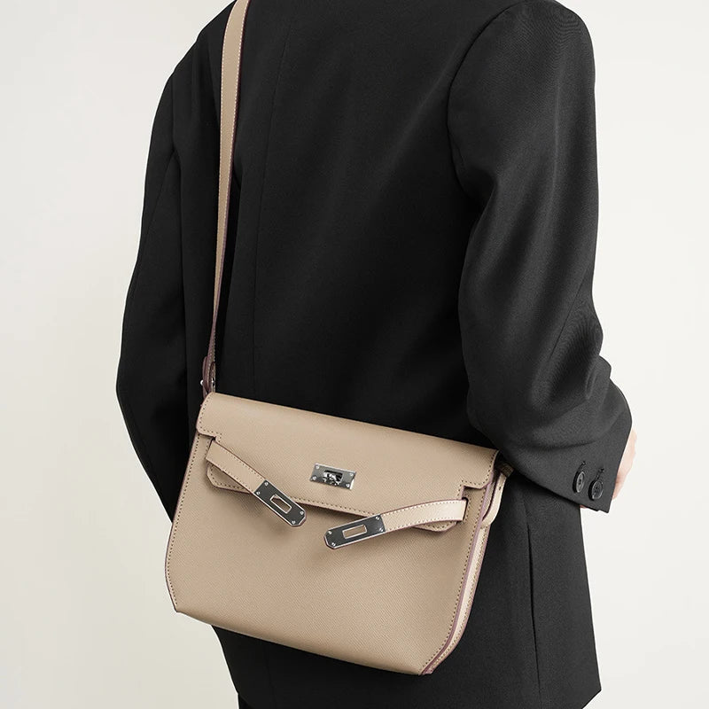 Bolsa Tiracolo Média Alane em Couro Legítimo: Praticidade e Estilo para o Seu Dia a Dia