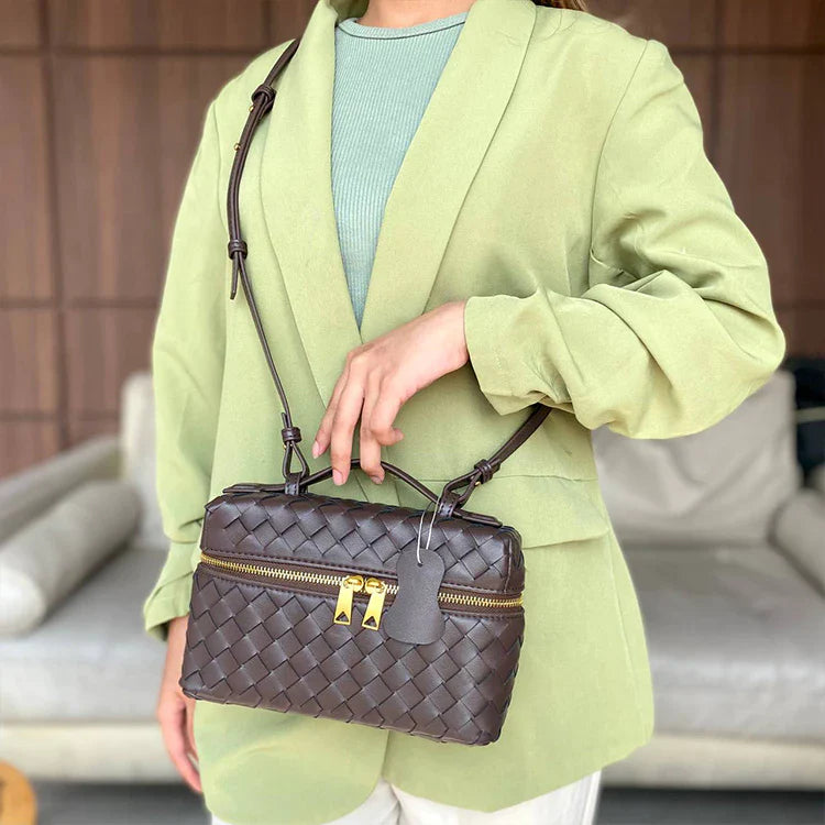 Bolsa Tiracolo Trançada em Couro Lorena: Estilo e Conforto para Seu Dia a Dia