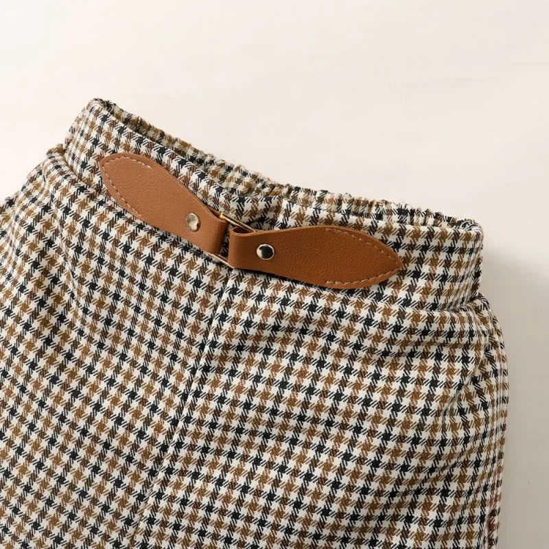 Conjunto Infantil Confortável com Camiseta de Letras e Shorts Xadrez