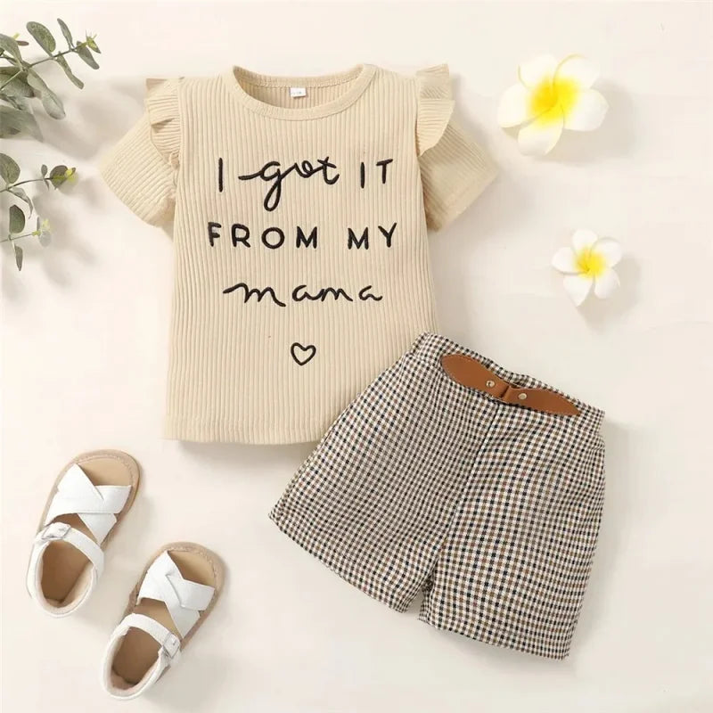 Conjunto Infantil Confortável com Camiseta de Letras e Shorts Xadrez