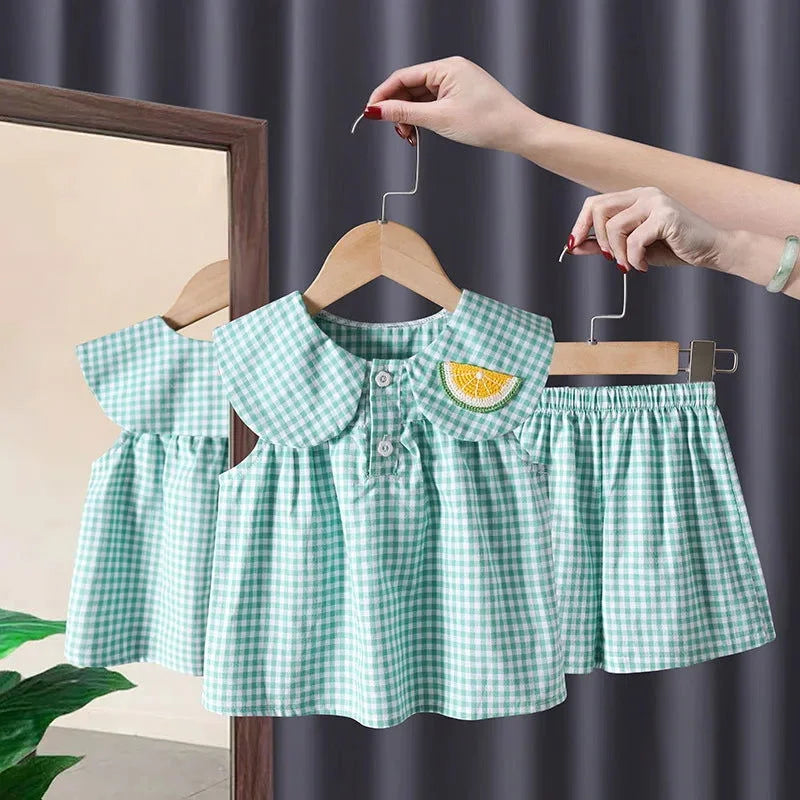 Conjunto Infantil Maya em Xadrez Verde: Conforto e Estilo para Pequenos Momentos