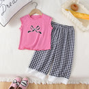 Conjunto Infantil Estampado: Regata com Laço e Calça Xadrez para Conforto e Estilo