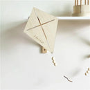 Teto de Sonhos: Pipa de Madeira Lenogue para Decoração Infantil