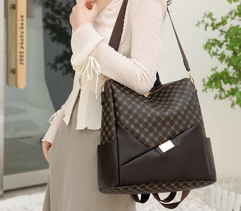 Mochila Feminina Xadrez em Couro Genuíno - Estilo e Conforto para o Seu Dia a Dia