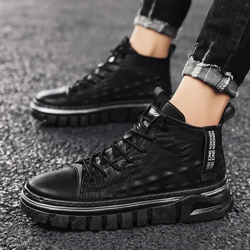 Bota Masculina de Couro Genuíno - Conforto e Estilo para o Seu Dia a Dia