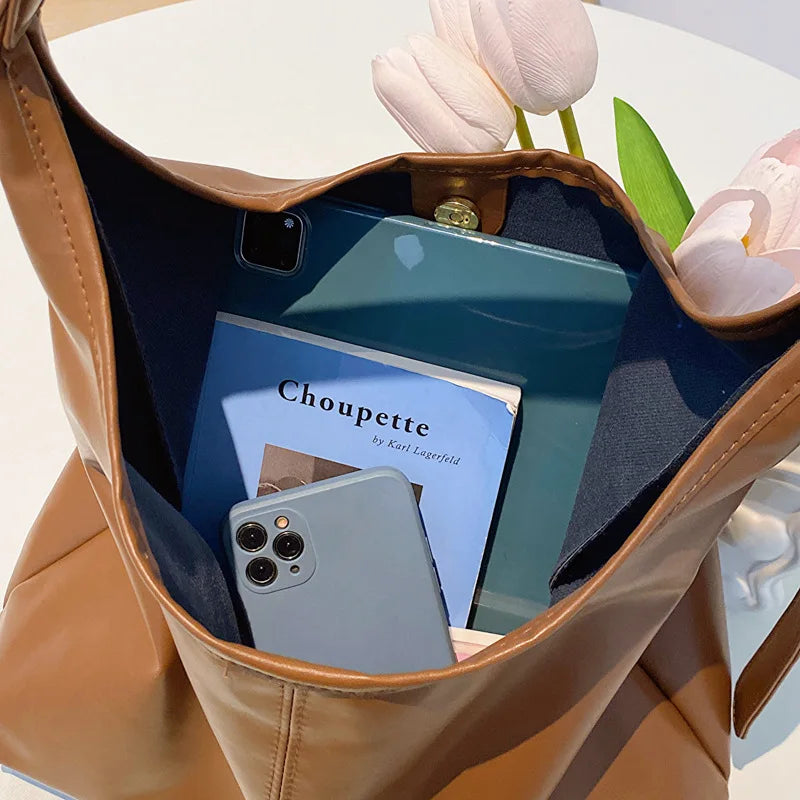 Bolsa de Ombro Soft Moderna com Necessaire Femory: Praticidade e Estilo para o Seu Dia a Dia