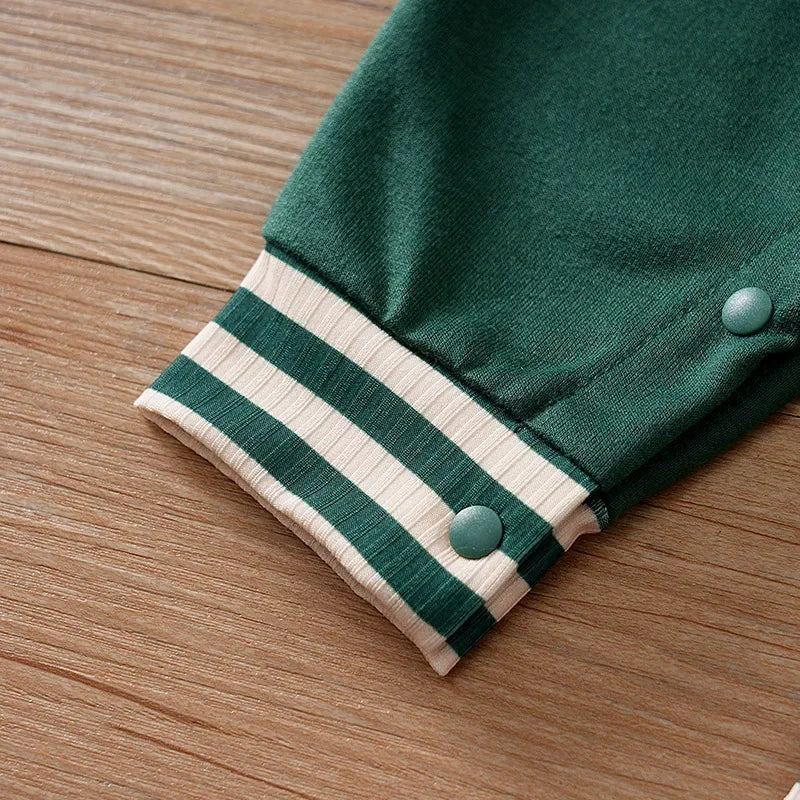 Macacão Infantil Verde com Estampa Boston – Conforto e Estilo Para o Seu Pequeno