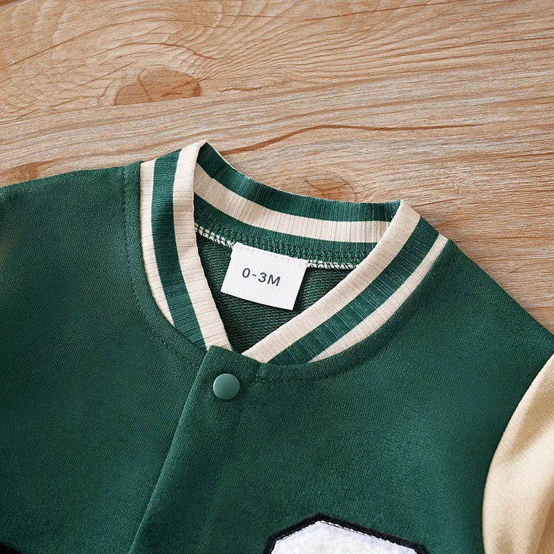 Macacão Infantil Verde com Estampa Boston – Conforto e Estilo Para o Seu Pequeno