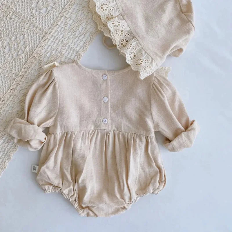 Macacão Romper Infantil com Touca Carlota em Bege – Conforto e Estilo para Pequenos Aventureiros