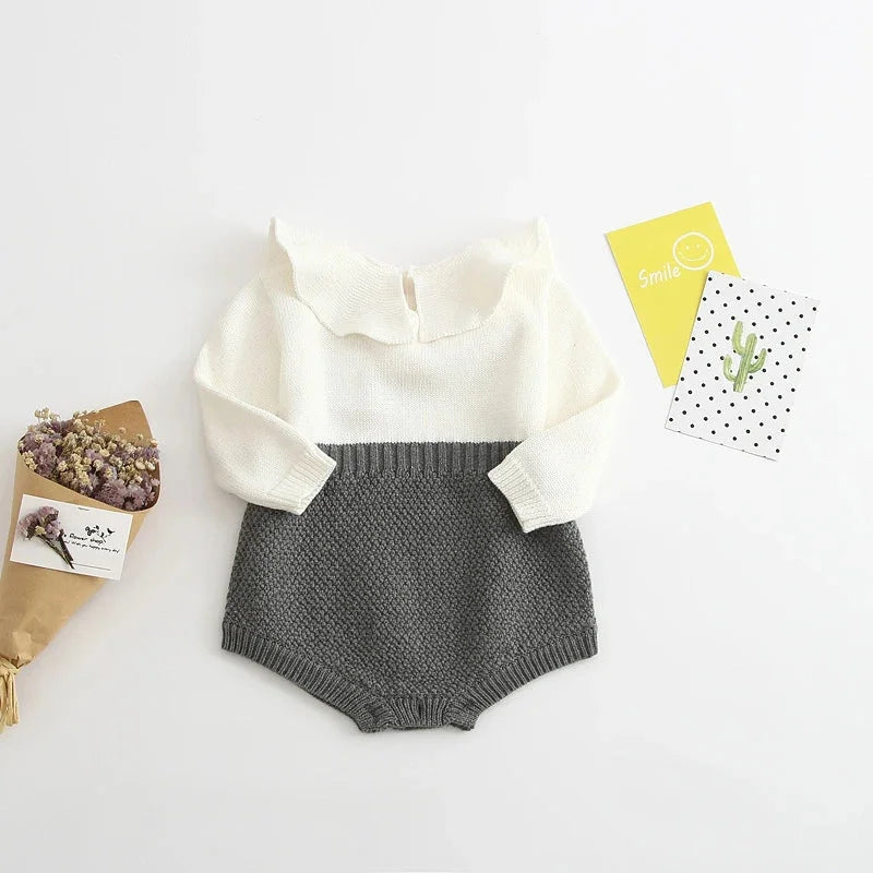 Macacão Romper Infantil em Tricot Preto e Bege - Conforto e Estilo para os Pequenos