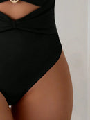 Maiô Monokíni Sexy com Decote Halter e Detalhe Vazado em Metal