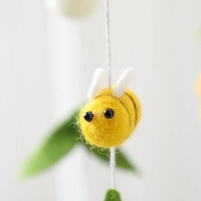 Mobile de Madeira Abelha com Sino para Criar Conforto e Encantamento no Quarto do Bebê