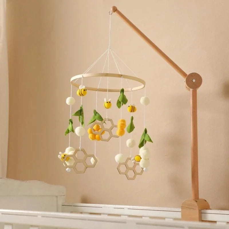 Mobile de Madeira Abelha com Sino para Criar Conforto e Encantamento no Quarto do Bebê