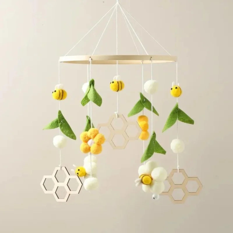 Mobile de Madeira Abelha com Sino para Criar Conforto e Encantamento no Quarto do Bebê