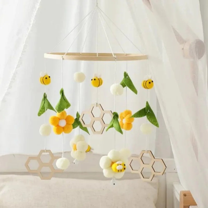 Mobile de Madeira Abelha com Sino para Criar Conforto e Encantamento no Quarto do Bebê