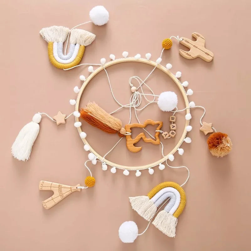 Mobile para Berço com Chocalhos Bege: Conforto e Encanto para o Bebê