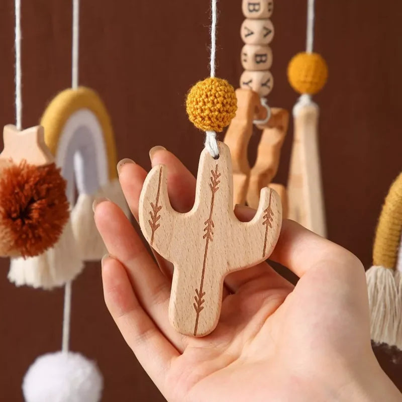 Mobile para Berço com Chocalhos Bege: Conforto e Encanto para o Bebê