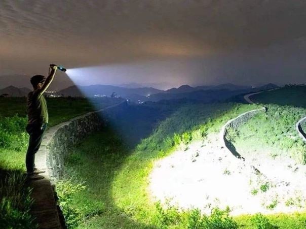 Lanterna Tática Zoom - Potência e Praticidade Para Suas Aventuras