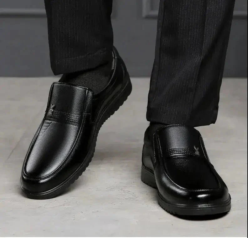 Sapato Social Masculino Maximilian em Couro Genuine - Conforto e Estilo para o Seu Dia a Dia