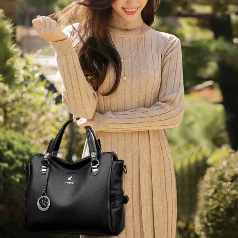 Bolsa Helena em Couro Legítimo: Estilo e Praticidade para o Dia a Dia