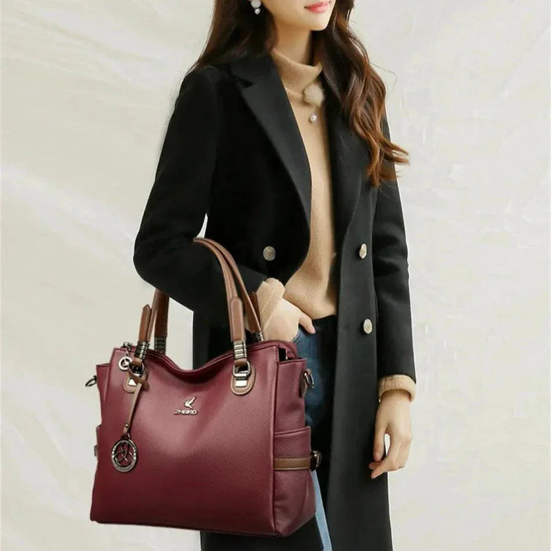 Bolsa Helena em Couro Legítimo: Estilo e Praticidade para o Dia a Dia