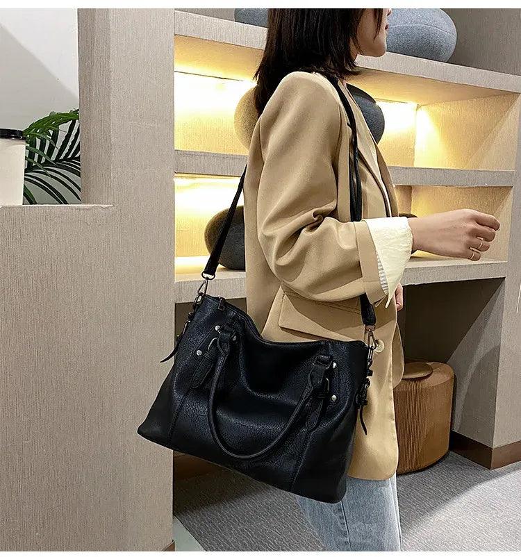 Bolsa Adrena em Couro Legítimo - Estilo e Praticidade para o Seu Dia a Dia